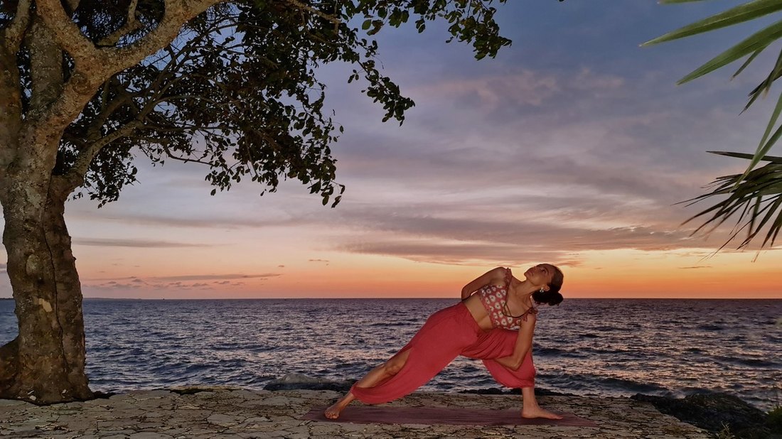 Carolina González yoga al atardecer